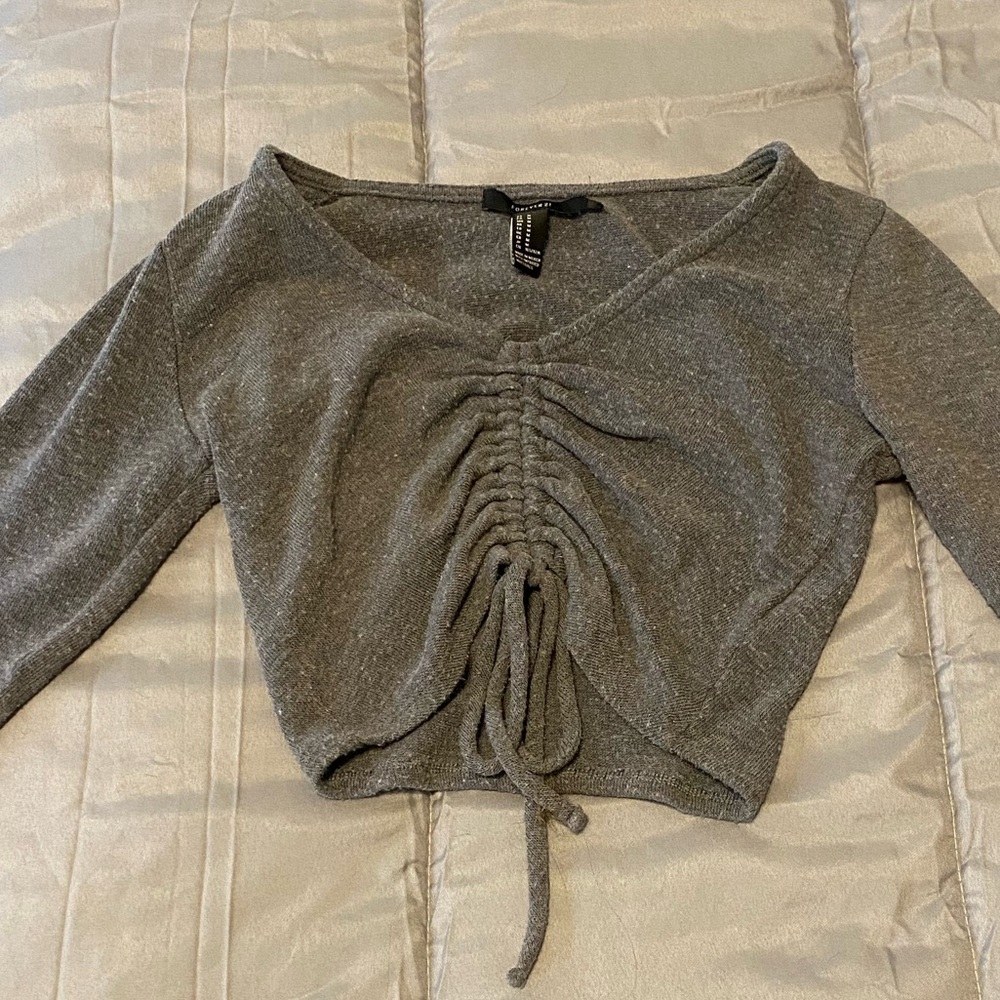 Grey cropped fitted sweater.
